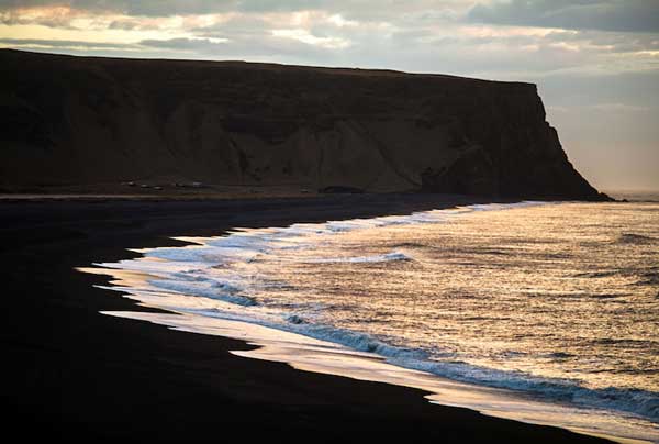 perierga.gr - H παράξενη μαύρη παραλία της Ισλανδίας!
