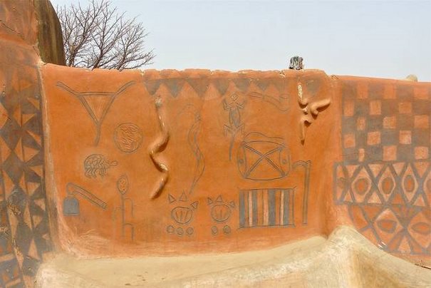Υπάρχει ένα απομονωμένο χωριό στην Αφρική που τα σπίτια του είναι μικρά έργα τέχνης!