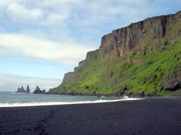 perierga.gr - H παράξενη μαύρη παραλία της Ισλανδίας!