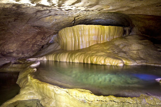 perierga.gr - Απόκοσμη σπηλιά με υπόγειες σήραγγες!